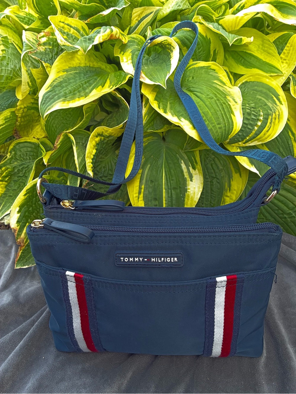 Women’s Tommy Hilfiger Navy Crossbody with Red and White traditional design - Picture 4 of 12